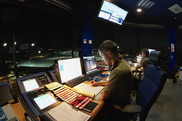 Italia, Aeropuerto Internacional de Venecia; 14 Septiembre 2011, controladores de tráfico aéreo en el trabajo en la torre de control de vuelo por la noche - EDITORIAL — Foto de Stock