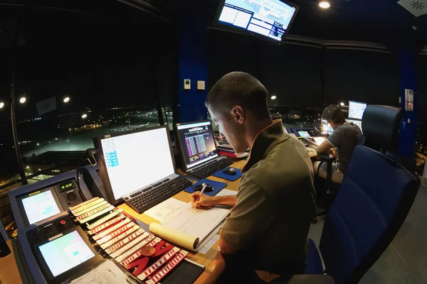 Italien, Internationaler Flughafen Venedig; 14. September 2011, Fluglotsen bei der Arbeit im Kontrollturm in der Nacht - Leitartikel — Stockfoto