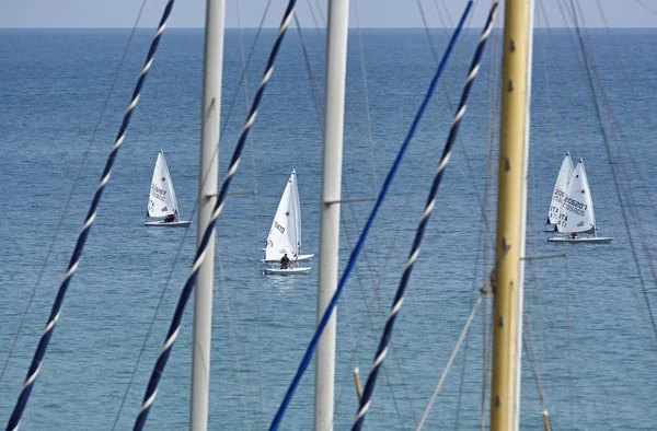 Italien, Sicilien, Medelhavet, Marina di Ragusa; 21 juni 2016, jolle konkurrensen utanför marinan - ledare — Stockfoto