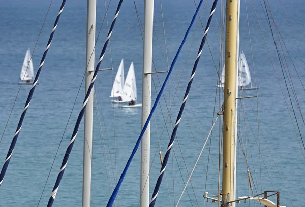 Itálie, Sicílie, Středozemní moře, Marina di Ragusa; 21. června 2016, člun konkurence mimo přístav - Editorial — Stock fotografie