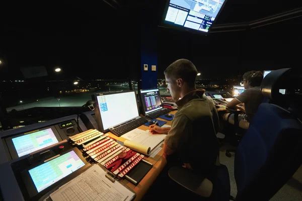 Italien, Internationaler Flughafen Venedig; 14. September 2011, Fluglotsen bei der Arbeit im Kontrollturm in der Nacht - Leitartikel — Stockfoto