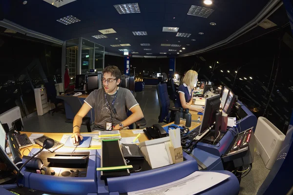 Italia, Aeropuerto Internacional de Venecia; 14 Septiembre 2011, controladores de tráfico aéreo en el trabajo en la torre de control de vuelo por la noche - EDITORIAL — Foto de Stock