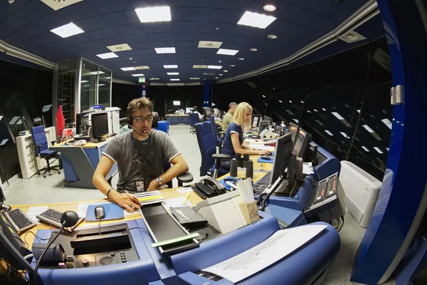 Itália, Aeroporto Internacional de Veneza; 14 de setembro de 2011, controladores de tráfego aéreo em funcionamento na torre de controle de voo à noite - EDITORIAL — Fotografia de Stock