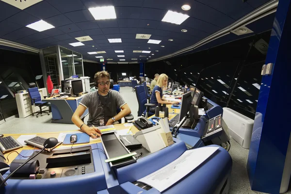 Itália, Aeroporto Internacional de Veneza; 14 de setembro de 2011, controladores de tráfego aéreo em funcionamento na torre de controle de voo à noite - EDITORIAL — Fotografia de Stock