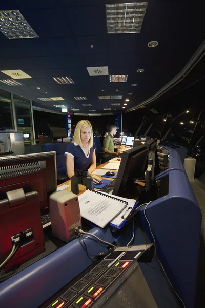 Itália, Aeroporto Internacional de Veneza; 14 de setembro de 2011, controladores de tráfego aéreo em funcionamento na torre de controle de voo à noite - EDITORIAL — Fotografia de Stock