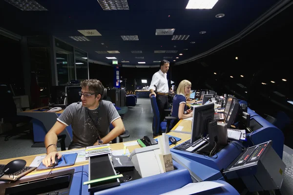 Italy, Venice International Airport; 14 September 2011, air traffic controllers at work in the flight control tower at night - EDITORIAL — Stock Photo, Image