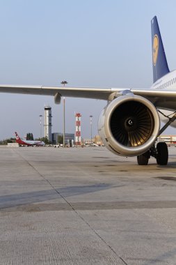 İtalya, Venedik; 14 Eylül 2011, uçak pisti ve Havalimanı uçuş kontrol kulesi - Editörden