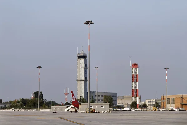 Włochy, Wenecja; 14 września 2011 r., Lotnisko wieży kontroli lotu - Redakcja — Zdjęcie stockowe