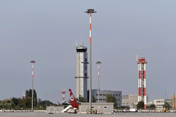 イタリア、ヴェネツィア。2011 年 9 月 14 日、空港フライト コントロール タワー - 社説 — ストック写真