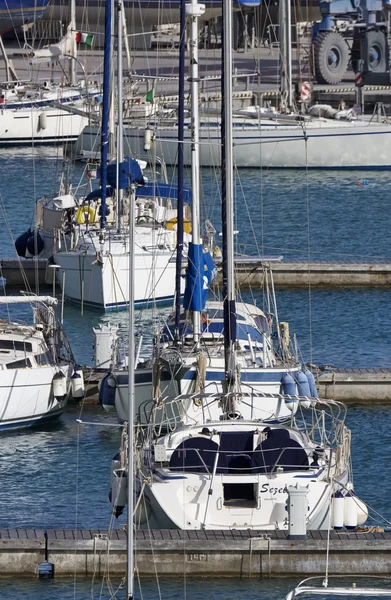 Italia, Sicilia, Mar Mediterráneo, Marina di Ragusa; 22 Junio 2016, yates de lujo en el puerto - EDITORIAL —  Fotos de Stock