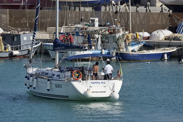 İtalya, Sicilya, Akdeniz, Marina di Ragusa; 23 Haziran 2016, insanlar bir yelkenli tekne ve ahşap balıkçı tekneleri limanda - Editörden — Stok fotoğraf