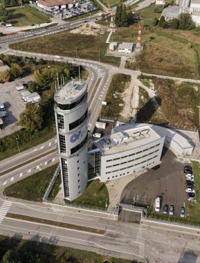 İtalya, Venedik; 14 Eylül 2011, Havaalanı uçuş kontrol kulesi - editoryal havadan görünümü