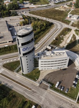 İtalya, Venedik; 14 Eylül 2011, Havaalanı uçuş kontrol kulesi - editoryal havadan görünümü