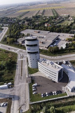 İtalya, Venedik; 14 Eylül 2011, Havaalanı uçuş kontrol kulesi - editoryal havadan görünümü