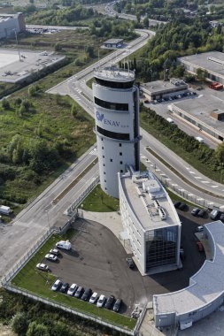 İtalya, Venedik; 14 Eylül 2011, Havaalanı uçuş kontrol kulesi - editoryal havadan görünümü