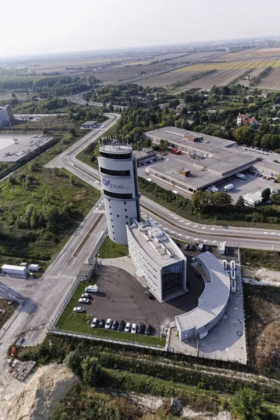 Italië, Venetië; 14 September 2011, luchtfoto van de luchthaven vlucht controle toren - redactie — Stockfoto