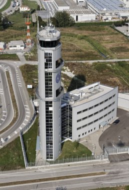 İtalya, Venedik; 14 Eylül 2011, Havaalanı uçuş kontrol kulesi - editoryal havadan görünümü