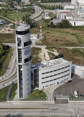 İtalya, Venedik; 14 Eylül 2011, Havaalanı uçuş kontrol kulesi - editoryal havadan görünümü