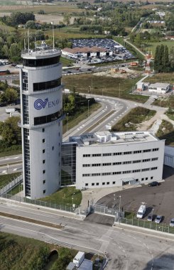 İtalya, Venedik; 14 Eylül 2011, Havaalanı uçuş kontrol kulesi - editoryal havadan görünümü