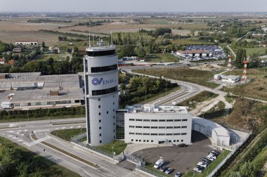 İtalya, Venedik; 14 Eylül 2011, Havaalanı uçuş kontrol kulesi - editoryal havadan görünümü