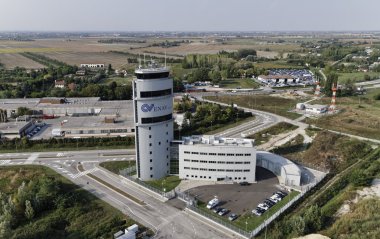 İtalya, Venedik; 14 Eylül 2011, Havaalanı uçuş kontrol kulesi - editoryal havadan görünümü