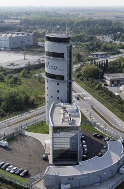 İtalya, Venedik; 14 Eylül 2011, Havaalanı uçuş kontrol kulesi - editoryal havadan görünümü
