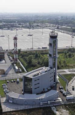 İtalya, Venedik; 14 Eylül 2011, Havaalanı uçuş kontrol kulesi - editoryal havadan görünümü