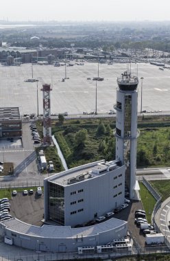 İtalya, Venedik; 14 Eylül 2011, Havaalanı uçuş kontrol kulesi - editoryal havadan görünümü