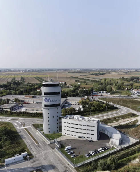 İtalya, Venedik; 14 Eylül 2011, Havaalanı uçuş kontrol kulesi - editoryal havadan görünümü