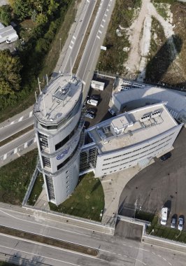 İtalya, Venedik; 14 Eylül 2011, Havaalanı uçuş kontrol kulesi - editoryal havadan görünümü