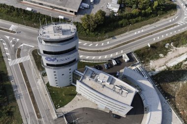 İtalya, Venedik; 14 Eylül 2011, Havaalanı uçuş kontrol kulesi - editoryal havadan görünümü