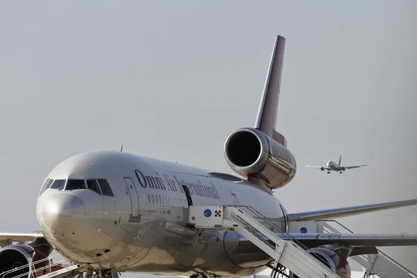 Italy, Venice, Venice International Airport; 14 September 2011, airplane on  the runway and another landing - EDITORIAL — Stock Photo, Image