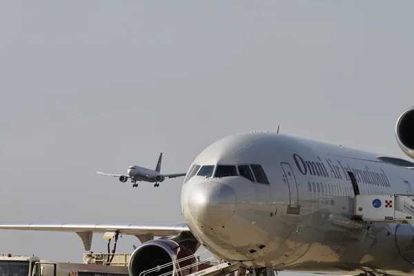 Italië, Venetië, Venetië International Airport; 14 September 2011, vliegtuig op de startbaan en een andere landing - redactie — Stockfoto