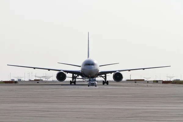 Italië, Venetië, Venetië International Airport; 14 September 2011, vliegtuig op de startbaan klaar voor opstijgen - redactie — Stockfoto