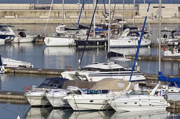 Itália, Sicília, Mar Mediterrâneo, Marina di Ragusa; 25 Junho 2016, barcos e iates de luxo no porto - EDITORIAL — Fotografia de Stock