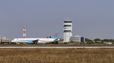 İtalya, Venedik; 14 Eylül 2011, bir uçak kalkış pist ve uçuş kontrol kulesi - Editörden