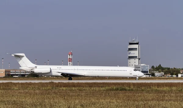 Italia, Venecia; 14 de septiembre de 2011, un avión en la pista de despegue y la torre de control de vuelo - EDITORIAL — Foto de Stock