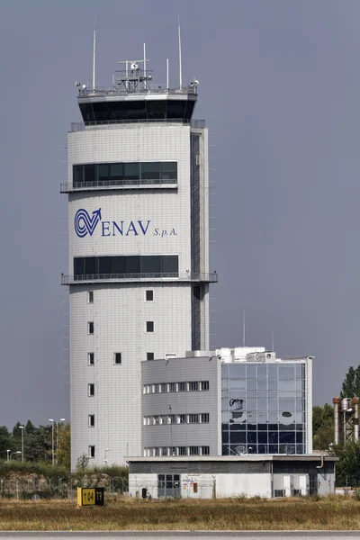 Italië, Venetië; 14 September 2011, uitzicht op de luchthaven vlucht controle toren - redactie — Stockfoto