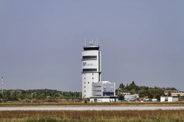 Italia, Venezia; 14 settembre 2011, veduta della torre di controllo volo dell'aeroporto - EDITORIALE — Foto Stock