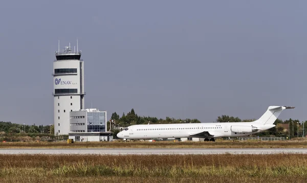 Italia, Venecia; 14 de septiembre de 2011, un avión en la pista de despegue y la torre de control de vuelo - EDITORIA — Foto de Stock