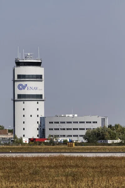 Italia, Venecia; 14 Septiembre 2011, vista de la torre de control de vuelo del aeropuerto - EDITORIAL — Foto de Stock