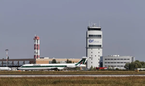 イタリア、ヴェネツィア。2011 年 9 月 14 日、飛行機離陸滑走路とフライト コントロール タワー - 社説 — ストック写真