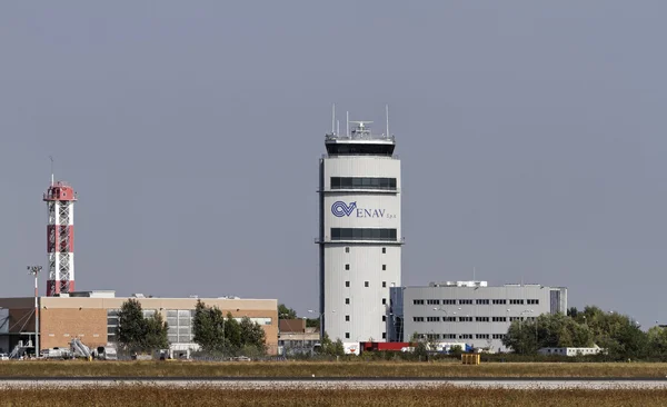 Italia, Venezia; 14 settembre 2011, veduta della torre di controllo volo dell'aeroporto - EDITORIALE — Foto Stock