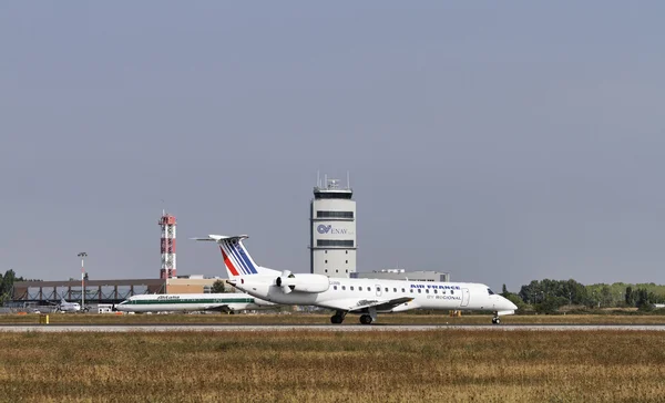 イタリア、ヴェネツィア空港;2011 年 9 月 14 日、飛行機離陸滑走路とフライト コントロール タワー - 社説 — ストック写真