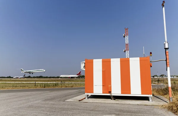 ITALIA, Aeropuerto Internacional de Venecia; 14 de septiembre de 2011, sensores de control de vuelo y aterrizaje de un avión - EDITORIAL — Foto de Stock