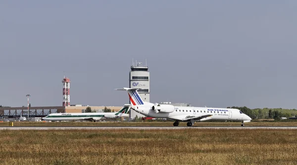 Италия, аэропорт Венеции; 14 сентября 2011 года самолет на взлетно-посадочной полосе и диспетчерской - EDITORIAL — стоковое фото