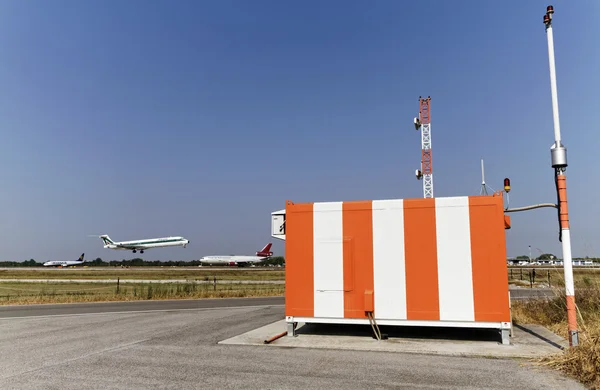 ITALIA, Aeropuerto Internacional de Venecia; 14 de septiembre de 2011, sensores de control de vuelo y aterrizaje de un avión - EDITORIAL — Foto de Stock