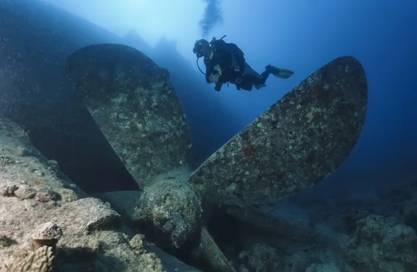 SUDÃO, Mar Vermelho, U.W. foto, Umbria naufrágio, um mergulhador perto de uma das hélices do navio afundado - FILM SCAN — Fotografia de Stock
