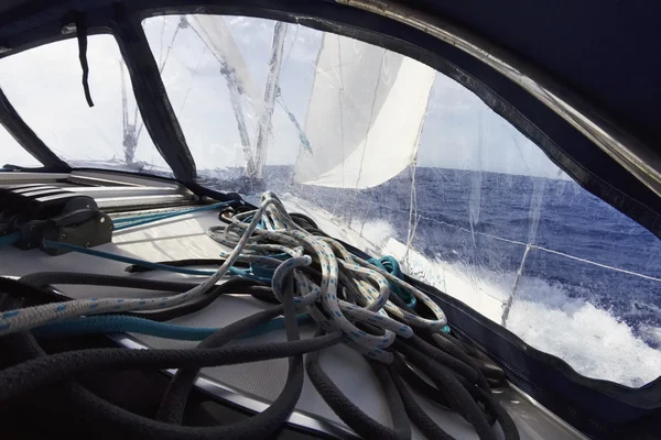 Italien, Sizilien, Mittelmeer, Kreuzfahrt auf einem Segelboot — Stockfoto