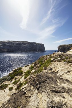 Malta Adası, Gozo, yelkenli tekne Dweira lagün ve kayalık sahil şeridi görünümünü Azure pencere Rock yakınındaki